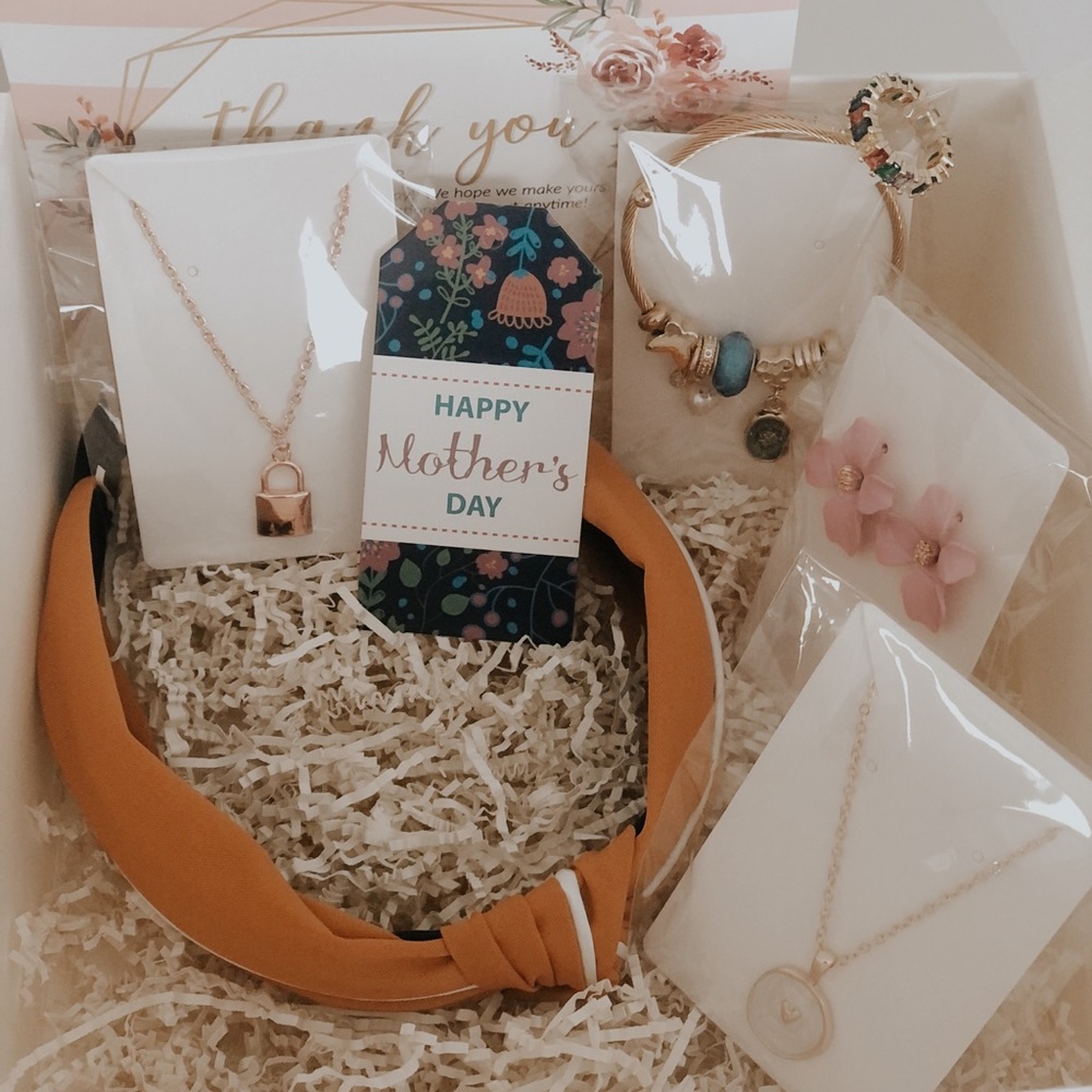 NWT Mother’s Day Gift Box